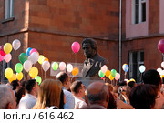 1 сентября. Родители перед школой в ожидании. Ереван. (2005 год). Редакционное фото, фотограф Марианна Меликсетян / Фотобанк Лори
