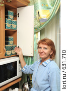 Женщина на кухне (2008 год). Редакционное фото, фотограф Анна Игонина / Фотобанк Лори
