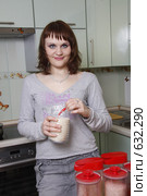 Девушка кладет в стеклянную банку с рисовой крупой стручок жгучего перца. Стоковое фото, фотограф Ирина Карлова / Фотобанк Лори