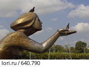 Скульптура-фонтан «Дарящая воду» (2008 год). Редакционное фото, фотограф Смирнова Лидия / Фотобанк Лори
