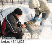 Приготовление шашлыков на природе, зимой (2008 год). Редакционное фото, фотограф Михаил Митин / Фотобанк Лори