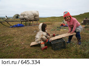 Быт ненецких оленеводов. Играющие ненецкие  дети (2008 год). Редакционное фото, фотограф Николай Гернет / Фотобанк Лори