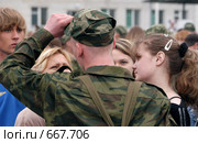 Военный призыв. Родственники прощаются с новобранцем (2005 год). Редакционное фото, фотограф Виктор Филиппович Погонцев / Фотобанк Лори