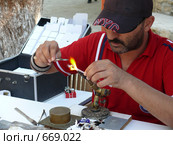 Производство маленьких стеклянных игрушек (2008 год). Редакционное фото, фотограф Алексей Стоянов / Фотобанк Лори