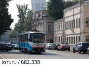 Садовнический проезд. Трамвай на маршруте. Москва (2008 год). Редакционное фото, фотограф Юрий Синицын / Фотобанк Лори