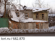 Старый заброшенный дом с обвалившейся крышей. Стоковое фото, фотограф nikolay uralev / Фотобанк Лори