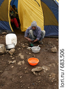 Повар в палаточном лагере Шира (Shira camp),  Килиманджаро, Танзания (2008 год). Редакционное фото, фотограф Алексей Зарубин / Фотобанк Лори