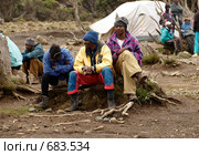 Носильщики в палаточном лагере Шира (Shira camp),  Килиманджаро, Танзания (2008 год). Редакционное фото, фотограф Алексей Зарубин / Фотобанк Лори