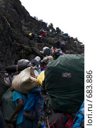 Поток туристов на Килиманджаро, маршруту Machame Route, Танзания (2008 год). Редакционное фото, фотограф Алексей Зарубин / Фотобанк Лори