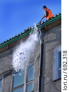Уборка снега с крыши (2009 год). Редакционное фото, фотограф Лут Ольга / Фотобанк Лори