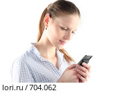 Девушка набирает sms на мобильном телефоне. Стоковое фото, фотограф Наталья Белотелова / Фотобанк Лори
