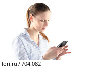 Девушка набирает sms на мобильном телефоне. Стоковое фото, фотограф Наталья Белотелова / Фотобанк Лори