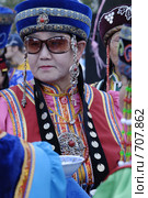 Женщина в бурятской национальной одежде (2008 год). Редакционное фото, фотограф Александр Подшивалов / Фотобанк Лори