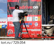Оператор снимает на камеру фестиваль "Мегадрайв", 2008 г. Редакционное фото, фотограф Елена Киселева / Фотобанк Лори