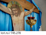 Масляная лампада и икона распятый Иисус Христос. Стоковое фото, фотограф Александр Подшивалов / Фотобанк Лори