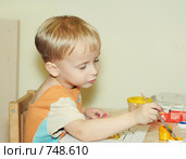 Мальчик рисует красками. Стоковое фото, фотограф Алексей Смоляный / Фотобанк Лори