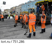 Укладка асфальта на Невском проспекте в Санкт-Петербурге (2008 год). Редакционное фото, фотограф Светлана Кудрина / Фотобанк Лори