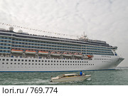 Венеция. Венецианское такси на фоне океанского лайнера "Costa Mediterranea", вплывающего в Лагуну (2006 год). Редакционное фото, фотограф Павел Гаврилов / Фотобанк Лори