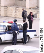 Инспектор, минутку, мама сейчас позвонит начальнику... (2009 год). Редакционное фото, фотограф Валерий Шилов / Фотобанк Лори