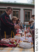 Подготовка к освящению куличей в церкви Никола в  Хамовниках (2008 год). Редакционное фото, фотограф Виктор Тараканов / Фотобанк Лори