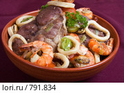 Катаплана - свинина, тушеная с морепродуктами, в глиняной миске. Стоковое фото, фотограф Елена А / Фотобанк Лори