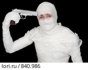 Перебинтованный человек с пистолетом у виска. Стоковое фото, фотограф pzAxe / Фотобанк Лори