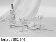 Натюрморт с белым вином в высоком ключе. Стоковое фото, фотограф Кучкаев Марат / Фотобанк Лори