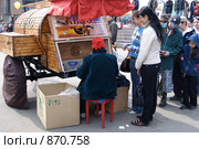 Уличная торговля бочковым квасом (2008 год). Редакционное фото, фотограф Александр Подшивалов / Фотобанк Лори