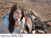 Девушка ест хлеб, пожаренный на костре. Стоковое фото, фотограф Яков Филимонов / Фотобанк Лори