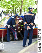 День Победы. Ветеран-правонарушитель. (2009 год). Редакционное фото, фотограф Евгений Ореховский / Фотобанк Лори