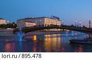 Вечерний вид на Лужков мост, Москва (2009 год). Редакционное фото, фотограф Давид Мзареулян / Фотобанк Лори