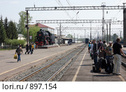 Город Муром. Пассажиры на железнодорожном вокзале (2009 год). Редакционное фото, фотограф Юрий Синицын / Фотобанк Лори