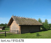 Хозяйственная бревенчатая постройка, крытая соломой. Реконструкция. Стоковое фото, фотограф Илекс / Фотобанк Лори