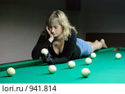 Девушка лежит на бильярдном столе и смотрит на шар. Стоковое фото, фотограф Арестов Андрей Павлович / Фотобанк Лори