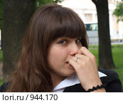 Девушка что-то задумала. Стоковое фото, фотограф Троицкая Алиса / Фотобанк Лори