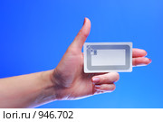 Женская рука держит RFID карту-метку. Стоковое фото, фотограф AlphaBravo / Фотобанк Лори