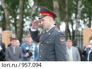 Офицер  милиции. Отдание воинской чести (2009 год). Редакционное фото, фотограф Николай Гернет / Фотобанк Лори