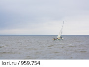 Яхта на море в пасмурную погоду. Стоковое фото, фотограф Полина Столбушинская / Фотобанк Лори
