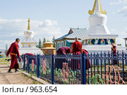 Буддийские монахи трудятся. Иволгинский дацан. Бурятия (2009 год). Редакционное фото, фотограф Александр Подшивалов / Фотобанк Лори