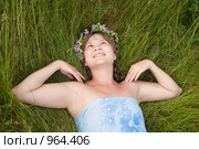 Девушка лежит на лугу. Стоковое фото, фотограф Яков Филимонов / Фотобанк Лори