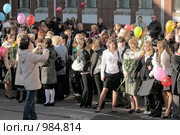 Фотография с любимой учительницей (2008 год). Редакционное фото, фотограф Vladimir Kolobov / Фотобанк Лори