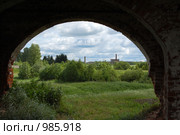 Вид на деревню из под арки. Стоковое фото, фотограф Елена Азарнова / Фотобанк Лори