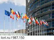 Европарламент. Флаги стран Европейского союза на входе в Европарламент (2009 год). Стоковое фото, фотограф Vladimirs Koskins / Фотобанк Лори