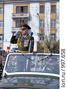 Генерал. 9 мая , чествование ветеранов ВОВ,  Площадь Советов, Улан-Удэ (2009 год). Редакционное фото, фотограф Александр Подшивалов / Фотобанк Лори