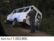 Маршрутное такси в кювете (2009 год). Редакционное фото, фотограф Дмитрий Неумоин / Фотобанк Лори
