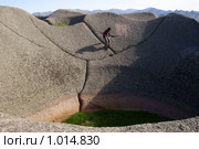 Мужчина спускается в одну из каменных чаш на Булке (2009 год). Стоковое фото, фотограф Татьяна Добровольская / Фотобанк Лори