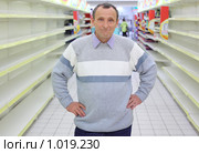 Пожилой мужчина в магазине. Стоковое фото, фотограф Losevsky Pavel / Фотобанк Лори