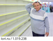 Пожилой мужчина в магазине с пустыми прилавками. Стоковое фото, фотограф Losevsky Pavel / Фотобанк Лори