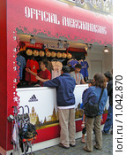 Москва. Красная площадь. Праздник кубка УЕФа. Торговля вещами (2008 год). Редакционное фото, фотограф lana1501 / Фотобанк Лори