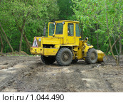 Трактор разравнивает газон (2008 год). Редакционное фото, фотограф lana1501 / Фотобанк Лори